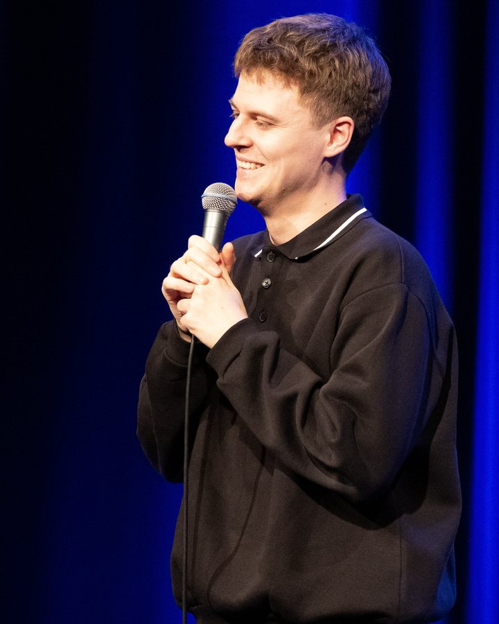 Alex Stoldt auf der Bühne des Chaos Comedy Club