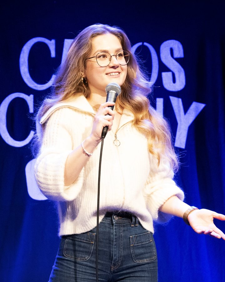 Florentine Osche auf der Bühne des Chaos Comedy Club
