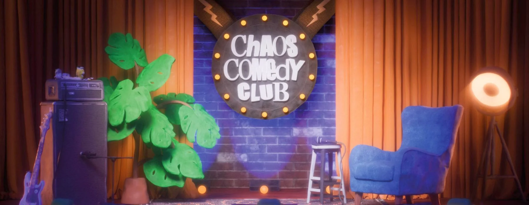 Das Bühnenbild des Chaos Comedy Club: Leuchtschild, Vorhang, Hocker mit Mikrofon